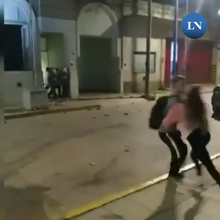 Una joven recibió un disparo en el ojo durante los disturbios frente a la comisaría de Rojas