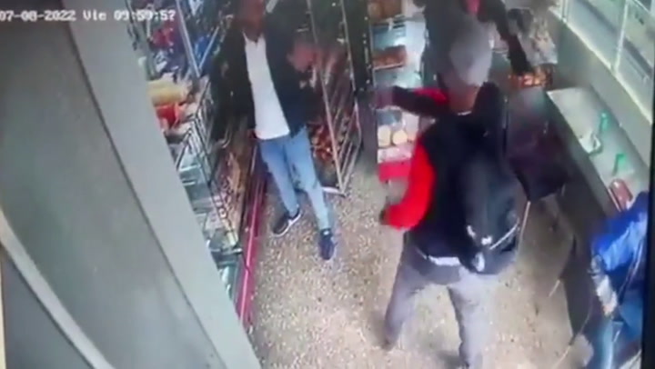 Ladrones intentaron robar una panadería y una víctima los sacó a disparos