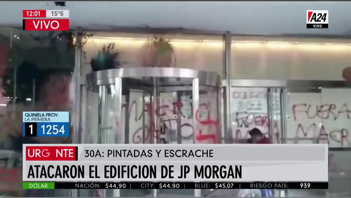? Con aerosoles y bombas de pintura, atacaron las oficinas del JP Morgan en Buenos Aires - Fuente: A