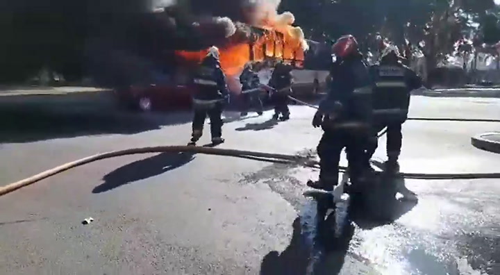 Dos vehículos se incendiaron en Núñez luego de chocar