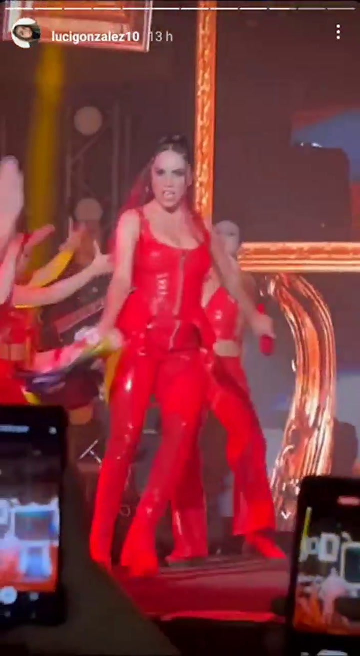 Lali Espósito se “olvidó” de besar a una bailarina en pleno show y su divertida reacción se volvió v
