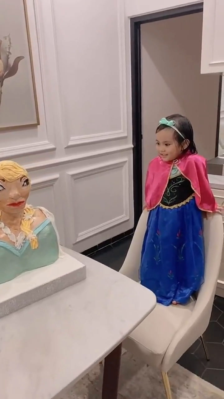 Niña recibe fallido pastel de Frozen en cumpleaños y su reacción se vuelve viral en TikTok