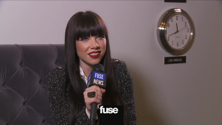 Carly Rae Jepsen On Touring with Bieber & New Year's Resolutions