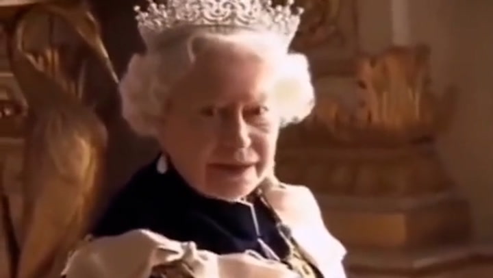 Queen Elizabeth scolds photographer after being asked to remove crown in resurfaced clip