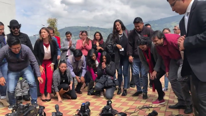 El momento en que se divulgó el polémico video de los periodistas rehenes - Fuente: AFP