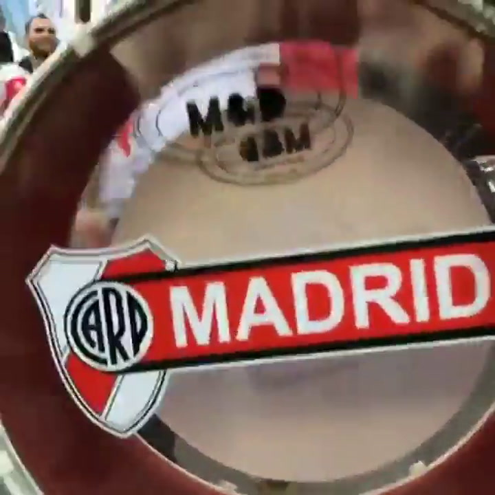 Los aficionados de River Plate en Madrid hacen su propia fiesta - Fuente: Twitter