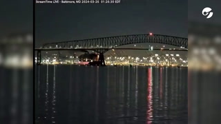 Un barco chocó un puente en Estados Unidos y provocó su derrumbe: autos cayeron al agua