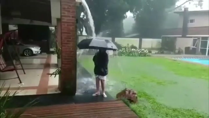 Un chico jugaba bajo la lluvia y le cayó un rayo
