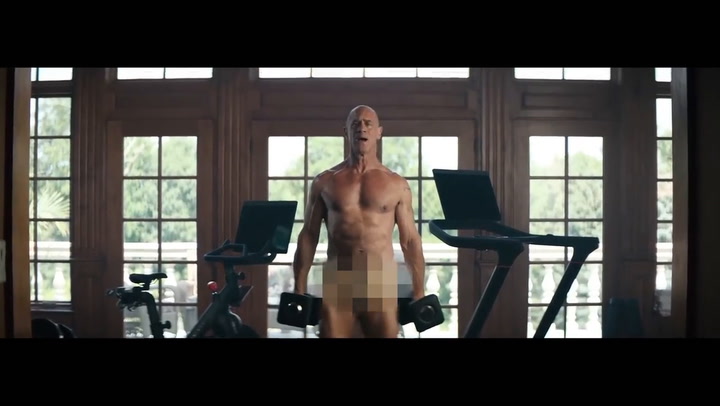 Christopher Meloni aparece desnudo en un comercial producido por la agencia de Ryan Reynolds
