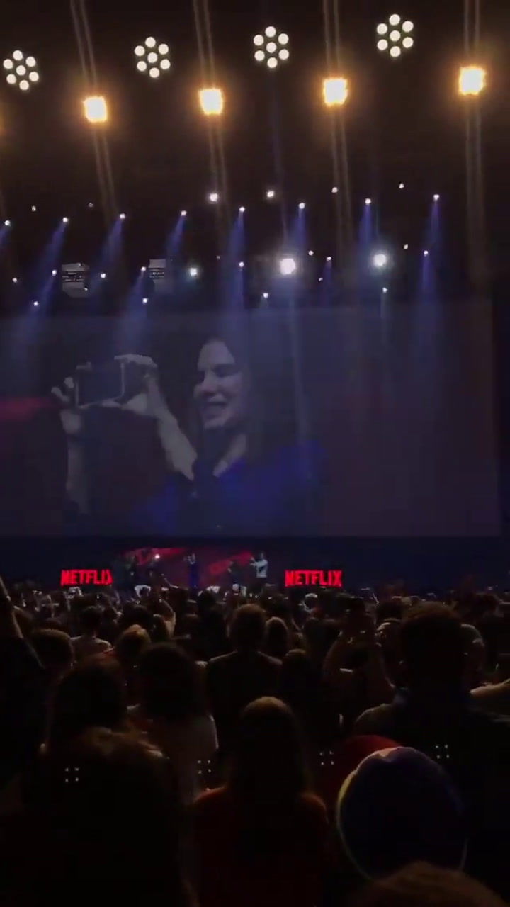 Sandra Bullock hace cantar a sus fans para sus hijos en la Comic Con - Fuente: Twitter Netflix