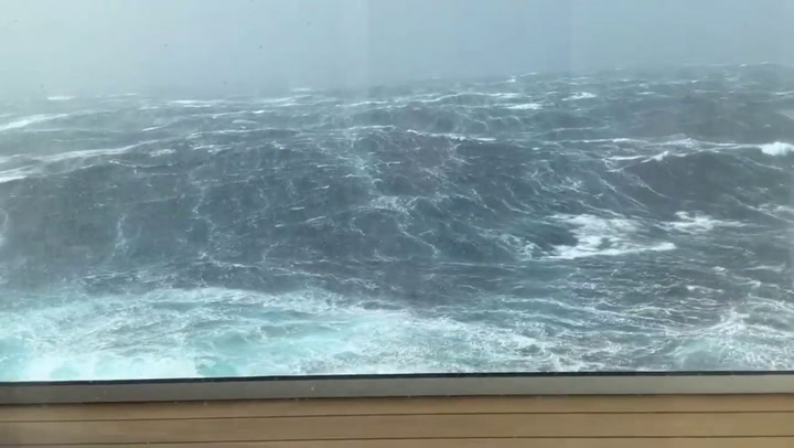 Huge waves were filmed by cruise ship passenger