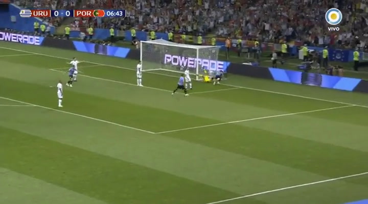 El gol de Cavani que le dio la ventaja a Uruguay - Fuente: Televisión Pública