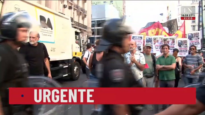 Protesta de la izquierda: llegó la policía a la manifestación en Avenida Callao