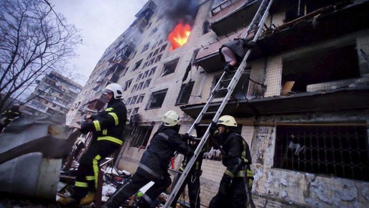 Muertos y heridos deja gigantesco bombardeo a edificio residencial en Kyiv 
