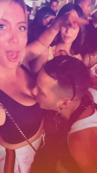 Noche de descontrol: Wanda Nara de fiesta en Ibiza dejó que un hombre le bese los senos