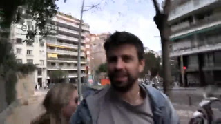 Clara Chía chocó contra un cartel mientras caminaba con Gerard Piqué y es objeto de burla en las redes