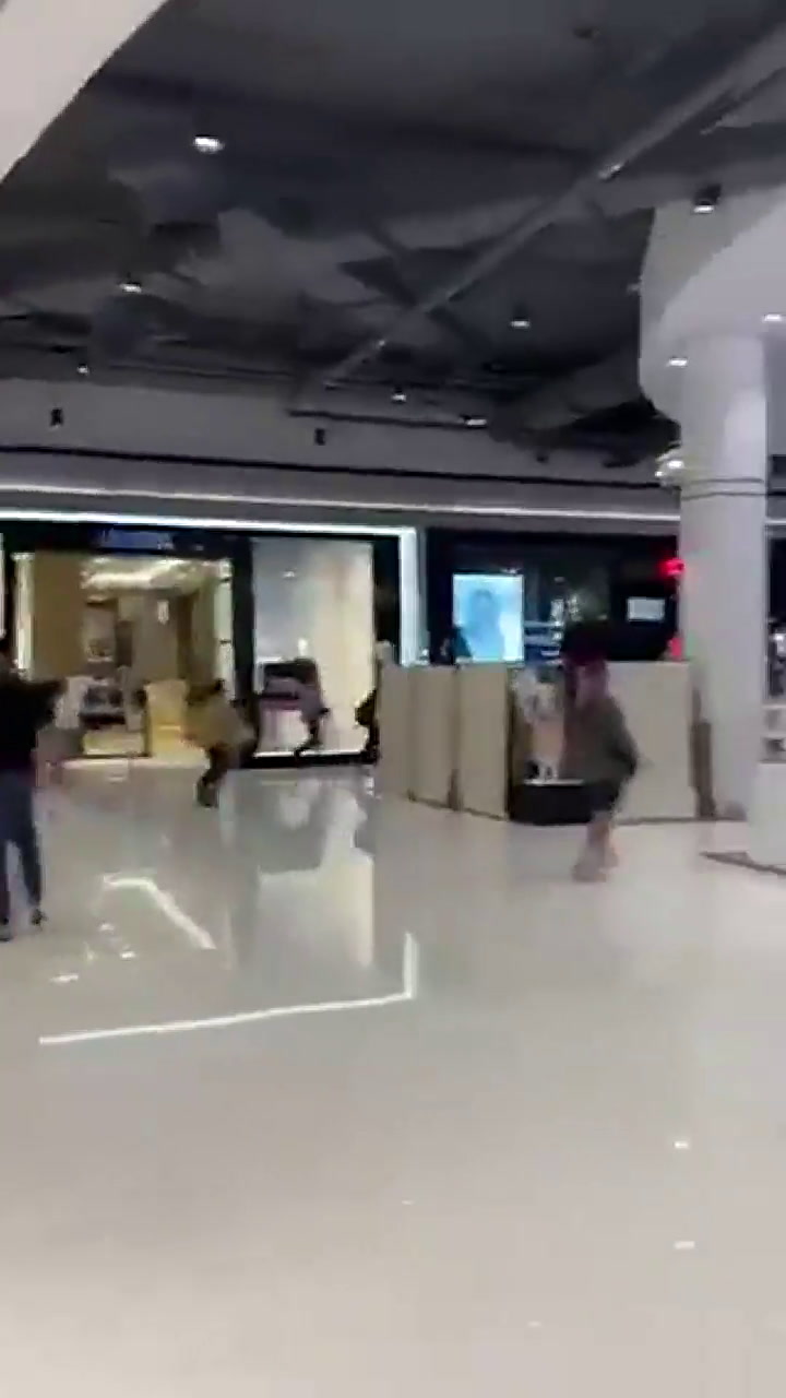 Pánico dentro de un shopping en Tailandia: un soldado abrió fuego contra la multitud - Fuente: Twitt