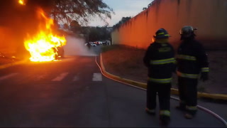 Vehículo se prende en llamas en colonia Tres Caminos de la capital