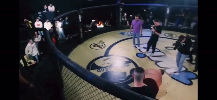 La insólita pelea entre un youtuber de 240 kilos y una luchadora de MMA