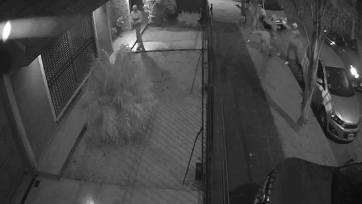 Video: fue sorprendido por ladrones cuando llegaba a su casa y les tiró las llaves de la camioneta por la reja.