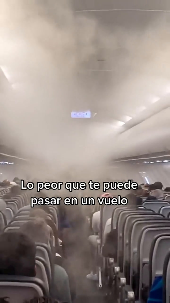 Un tiktoker viajaba en avión cuando algo terrible pasó