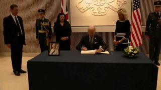 Murió la reina Isabel II: Joe Biden firma el libro de condolencias