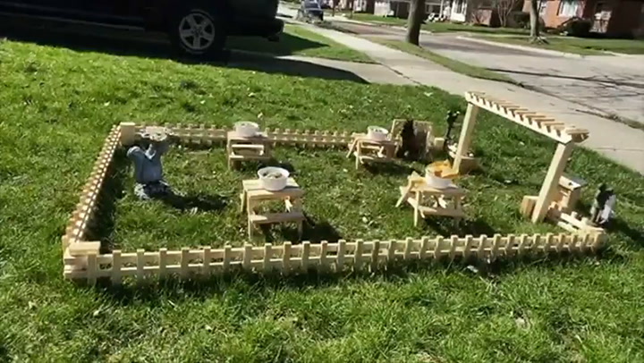En Detroit. Construyó un restaurante en miniatura para los animales del vecindario