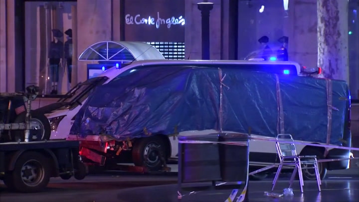 Remueven del lugar a la camioneta con la que se perpetró el atentado en Barcelona - Fuente: Reuters