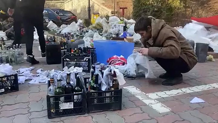 Así preparan bombas Molotov en Ucrania