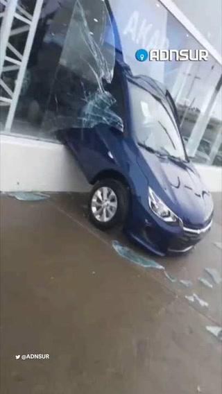 Comodoro Rivadavia: un auto 0 Km de una concesionaria terminó incrustado contra la vidriera