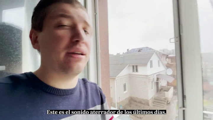 Hombre Ucraniano escucha las sirenas desde  Kharkiv.