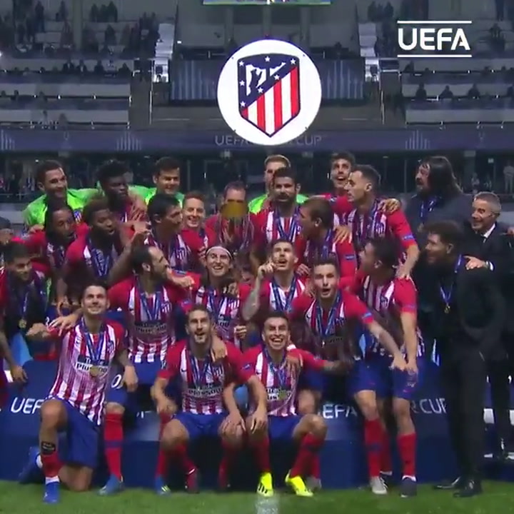 Así levantaban la copa los jugadores del Atlético de Madrid, tras ganarle al Real - Fuente: Twitter