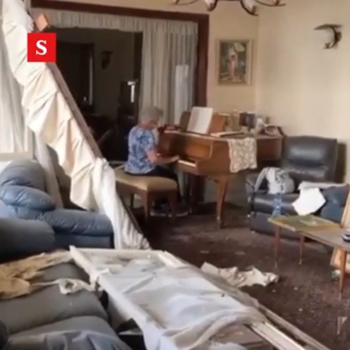 Tras la explosión en Beirut, una abuela toca el piano en su casa destruida