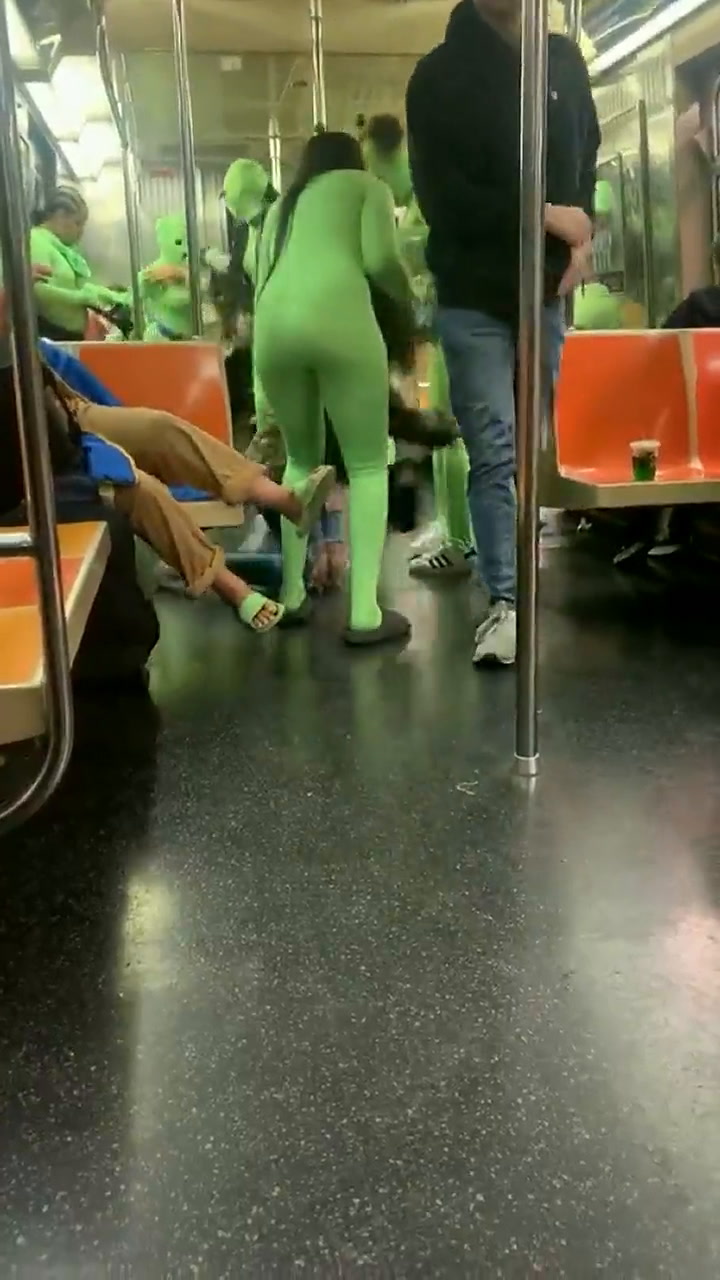 Un grupo de mujeres vestidas con leotardos verdes atacó y golpeó a dos adolescentes en Nueva York