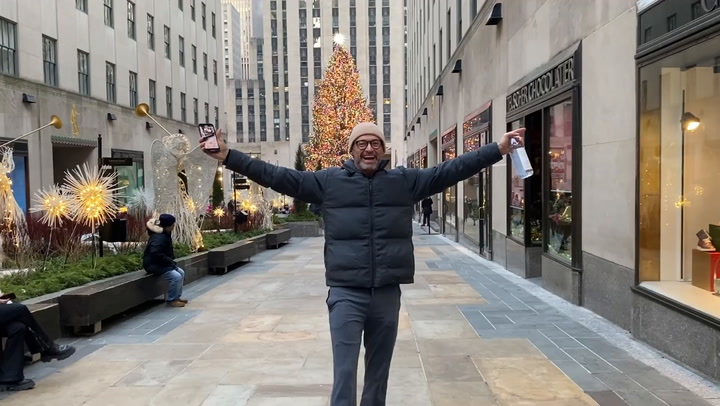 Hugh Jackman pasó Navidad en Nueva York y fue corrido por la seguridad en el Rockefeller Center