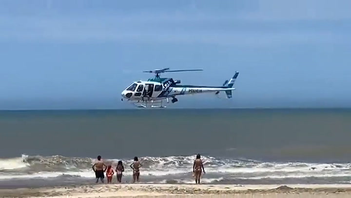 El helicóptero sobrevoló la orilla y pasó muy cerca de los turistas