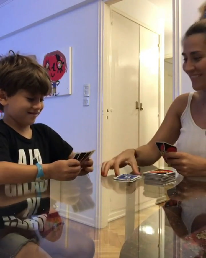 Jimena Barón y el divertido video jugando a las cartas con su hijo Momo - Fuente: Instagram