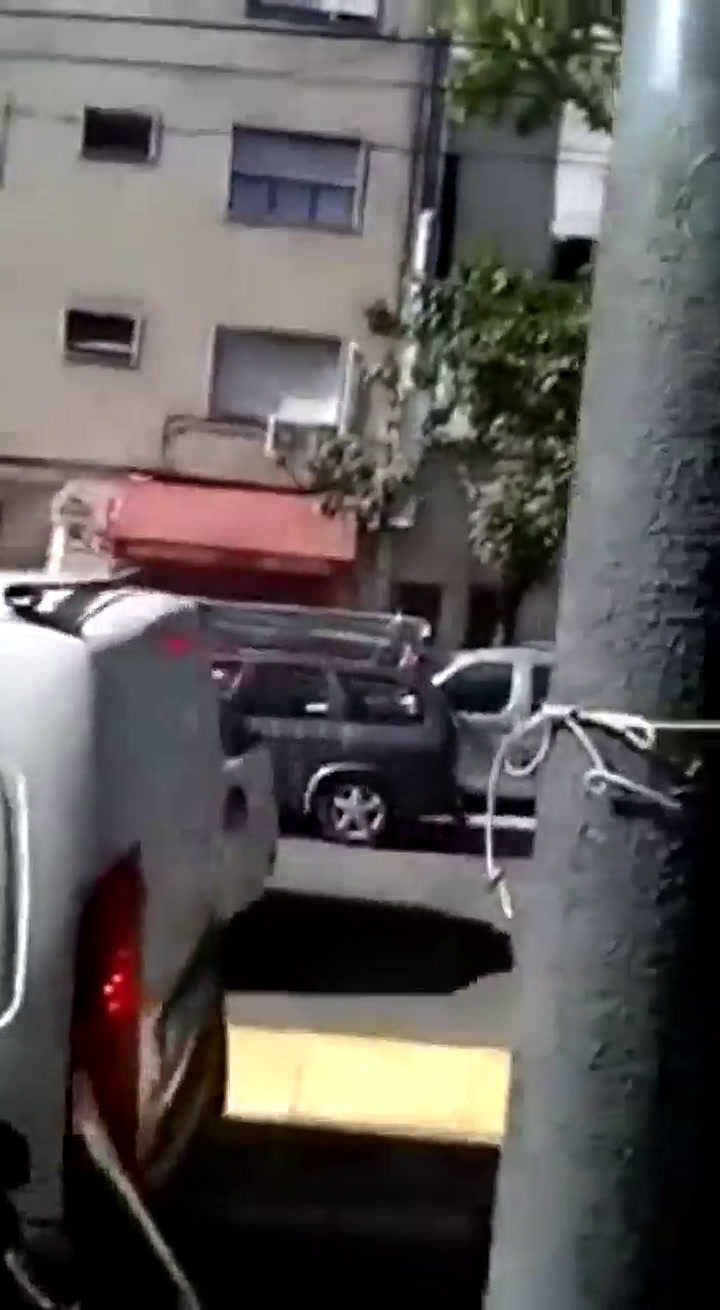La brutal pelea entre un taxista y otro conductor - Fuente: YouTube