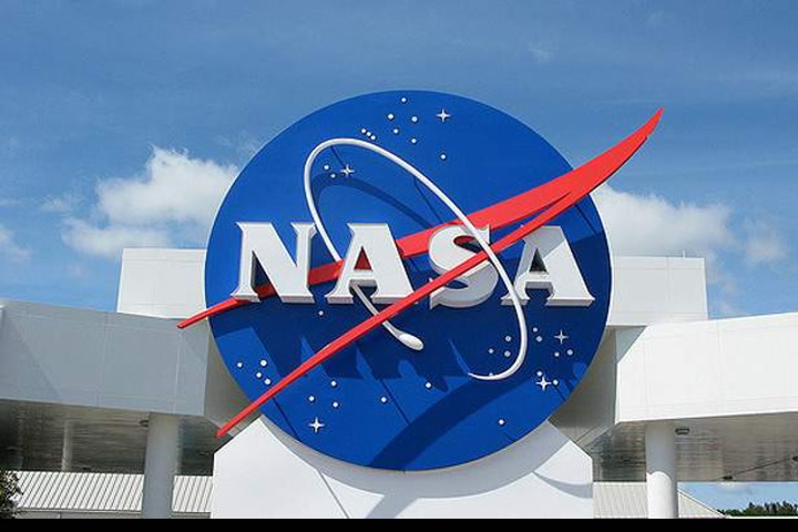 Nasa's next moon landing delayed until 2025 following lawsuit