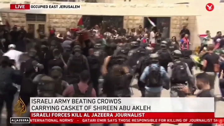 Fuerzas israelíes atacan el cortejo fúnebre de la periodista de Al Jazeera asesinada