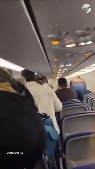 Trompadas y descontrol en un avión por tres hombres que se subieron alcoholizados