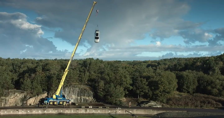 Volvo lanza automóviles nuevos desde 30 metros de altura.