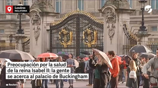 Murió la reina Isabel II: la gente se acerca al palacio de Buckingham