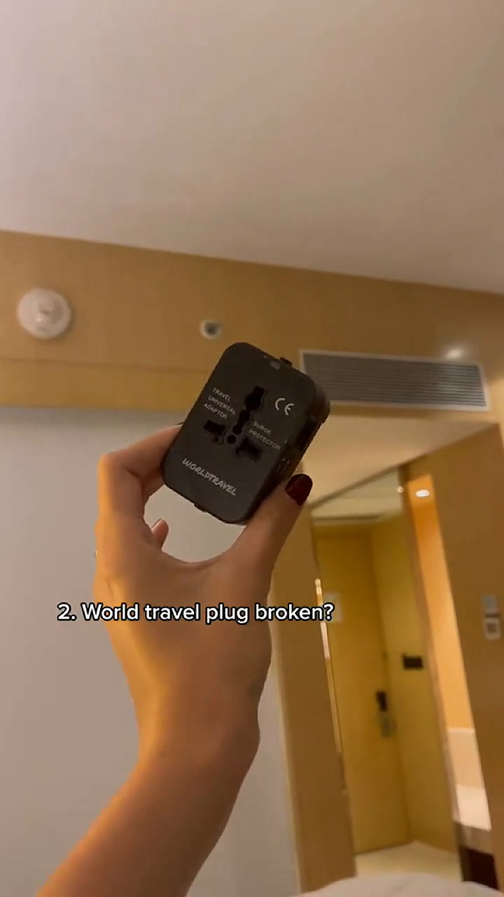La tiktoker da recomendaciones útiles en la habitación de hotel