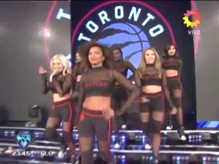 Las bailarinas Toronto Raptors en ShowMatch