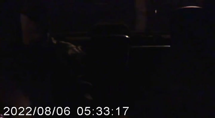 Un taxista puso una cámara oculta en su auto y filmó el momento en el que lo asaltaban