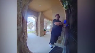 Suspect brazenly attempts to crowbar way into house in broad daylight