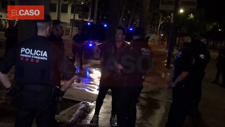 Chano habla con la policía, tras ser robado en Barcelona - Fuente: YouTube