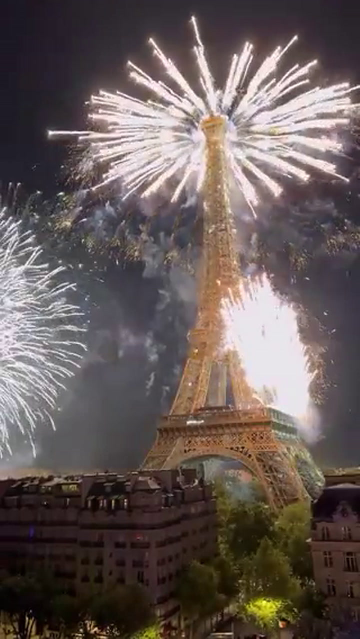 Así Se Celebró El Año Nuevo En París. -
