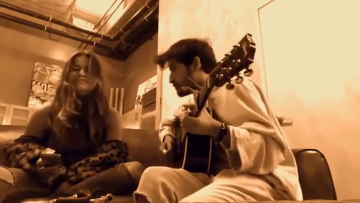 Sofía Reyes improvisa con Ricky Montaner la canción de Ed Sheeran 'Shape of you' – Fuente: YouTube
